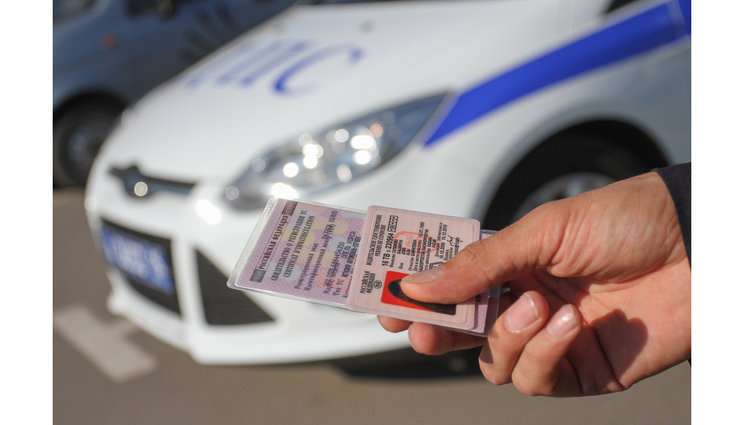Правительство России дало отрицательный отзыв на законопроект, в котором предлагается приостановить действие водительского удостоверения гражданина, у которого имеется задолженность по транспортному налогу. Документ в настоящее время проходит согласование в парламенте.  